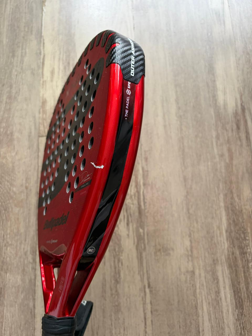 Bullpadel XPLO Comfort Fibrix face, 3D Grain surface and Ease Vibe dampener technology detail